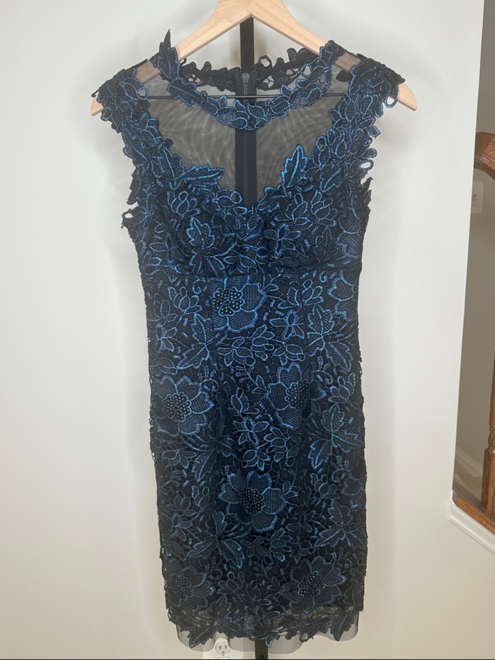 CACHÉ Elegant Black & Blue Floral Lace Sheath Dress